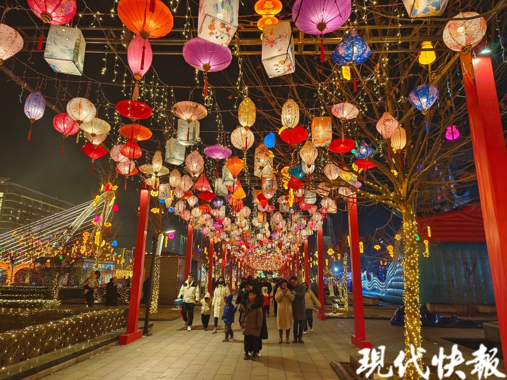 窗前,树上,路边挂满彩灯,这个春节来山西看"万家灯火"_腾讯新闻