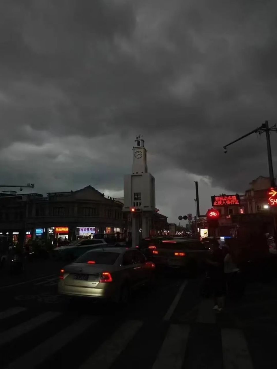 刚刚,鲤城一秒天黑!暴雨倾盆!最新预警发布!