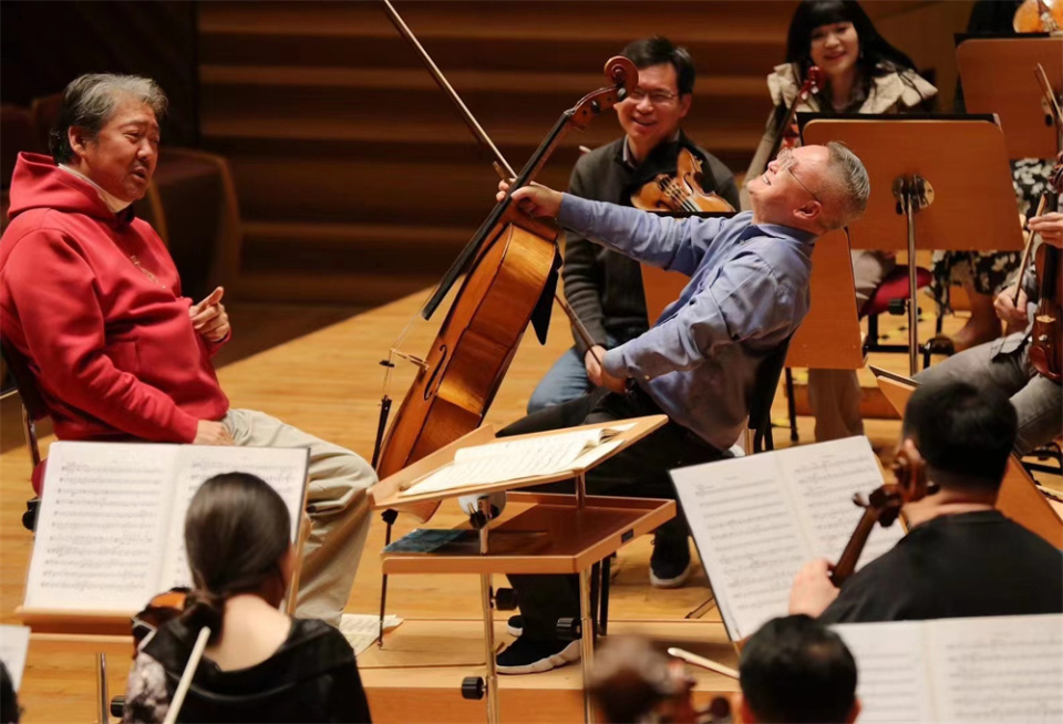 余隆王健再次牵手为上海乐迷送上见证友谊的作品