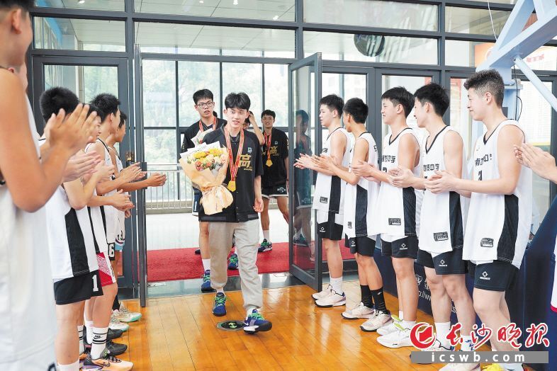 冠军回家!湖南省地质中学男篮凯旋