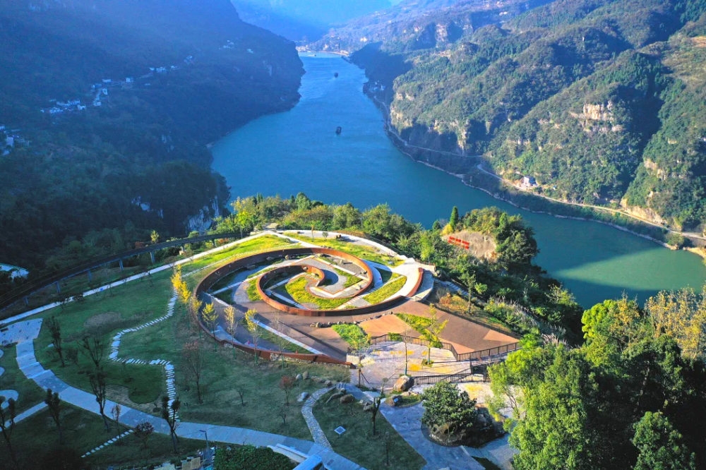 性的要数三游洞,位于西陵山北峰峭壁上,背靠西陵峡峡口,面临下牢溪