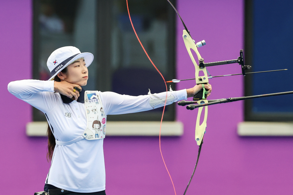 10月6日,冠军韩国队选手林是见(右),崔美善
