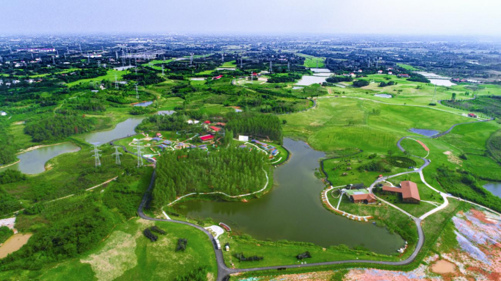 度假,温泉养生,亲子乐游为主题的旅游小镇,坐拥万亩南湖公园自然景观