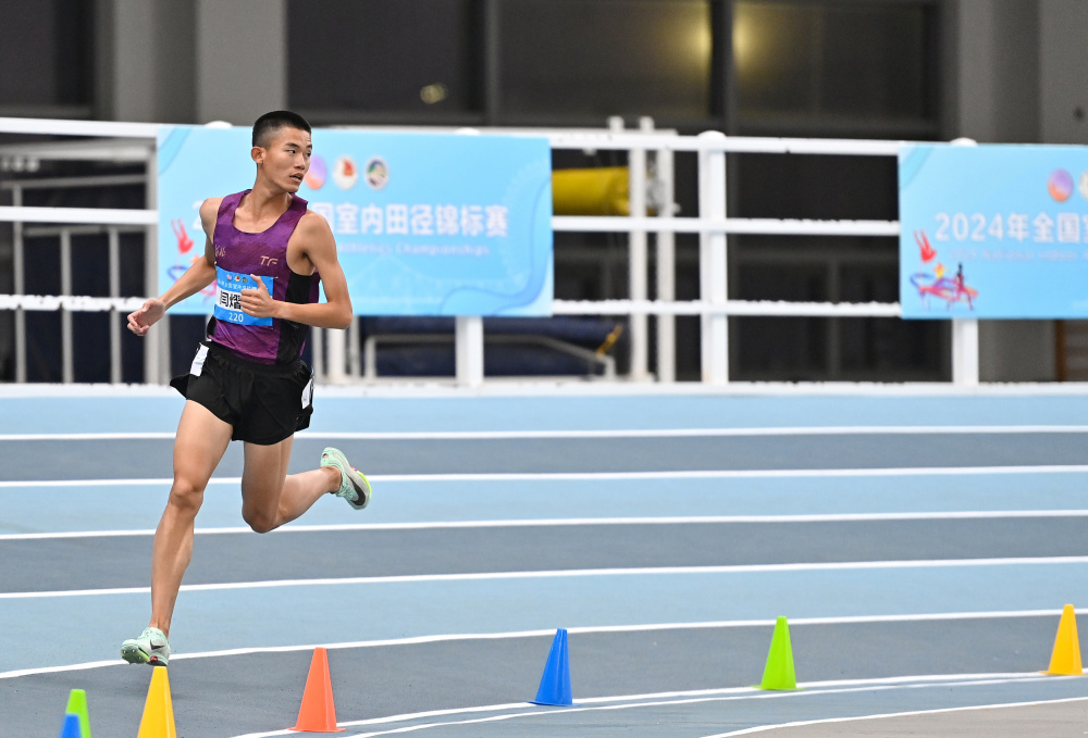 田径全国室内锦标赛闫熠铎获男子1500米冠军
