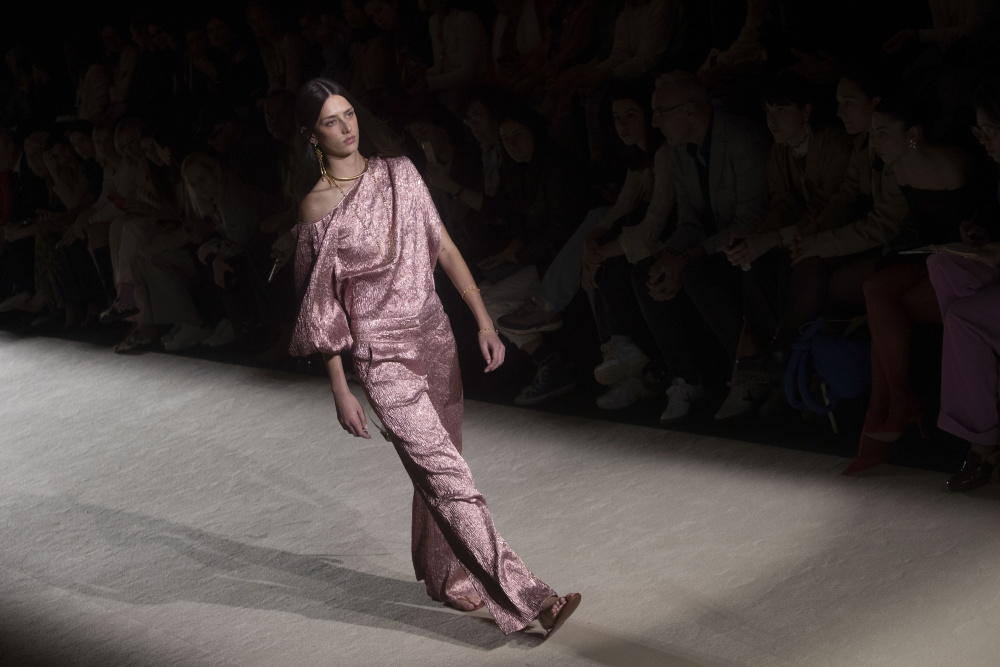 巴塞罗那080时装周掠影_腾讯新闻