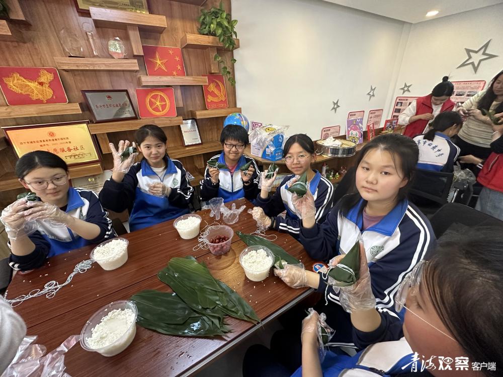 青海昆仑中学围绕节日来历和习俗,通过主题班会宣讲端午节历史渊源