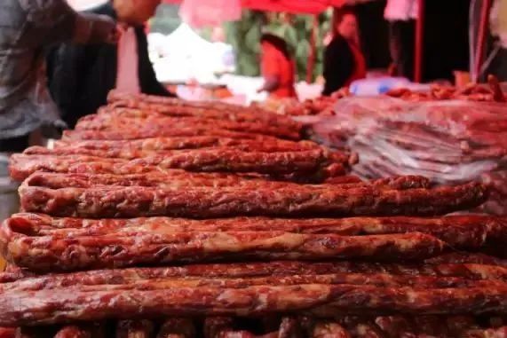 "民以食为天",大理的三月街上必然少不了地道的特产小吃,烧饵块,黄焖
