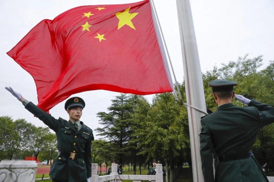 升国旗,奏国歌!东陆官兵为祖国庆生!