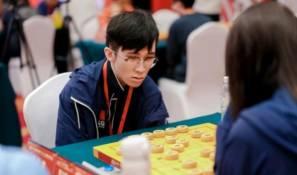 “背着宝剑的大侠”火了！连克许文章万科，东盟象棋赛32强出炉_腾讯新闻
