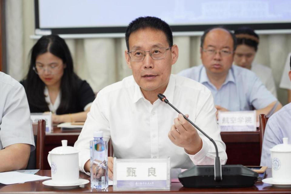 集团有限公司一级咨询田泽新,工信部人教司教育处一级调研员郑天翔