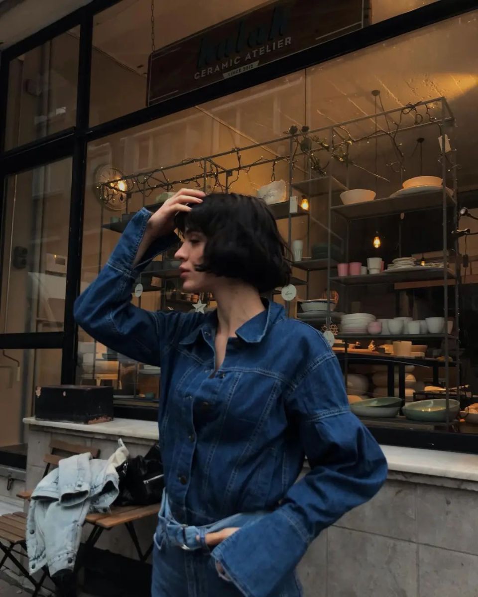 这位短发女生的春夏穿搭可以一键照抄