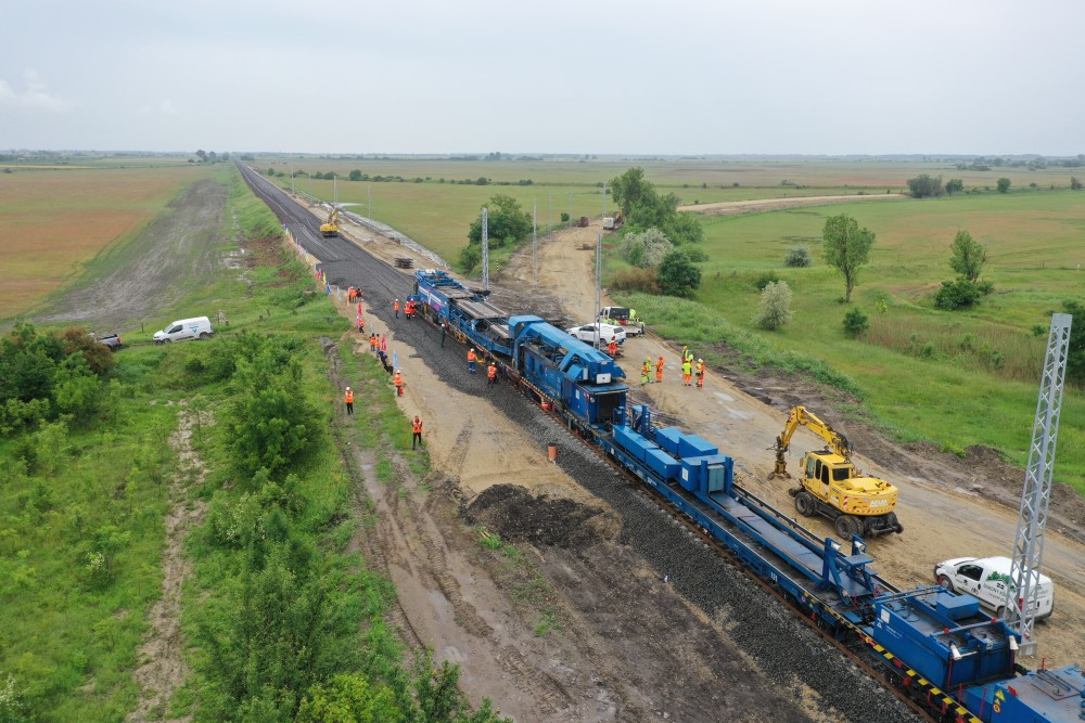 匈塞铁路匈牙利段全面进入铺轨施工阶段