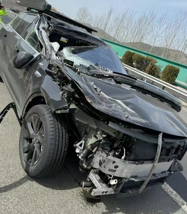 理想l7被曝撞到报废未弹出安全气囊汽车服务中心回应