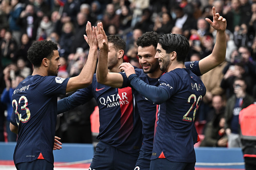 3月10日,巴黎圣日耳曼队球员贡萨洛·拉莫斯(右)庆祝进球.