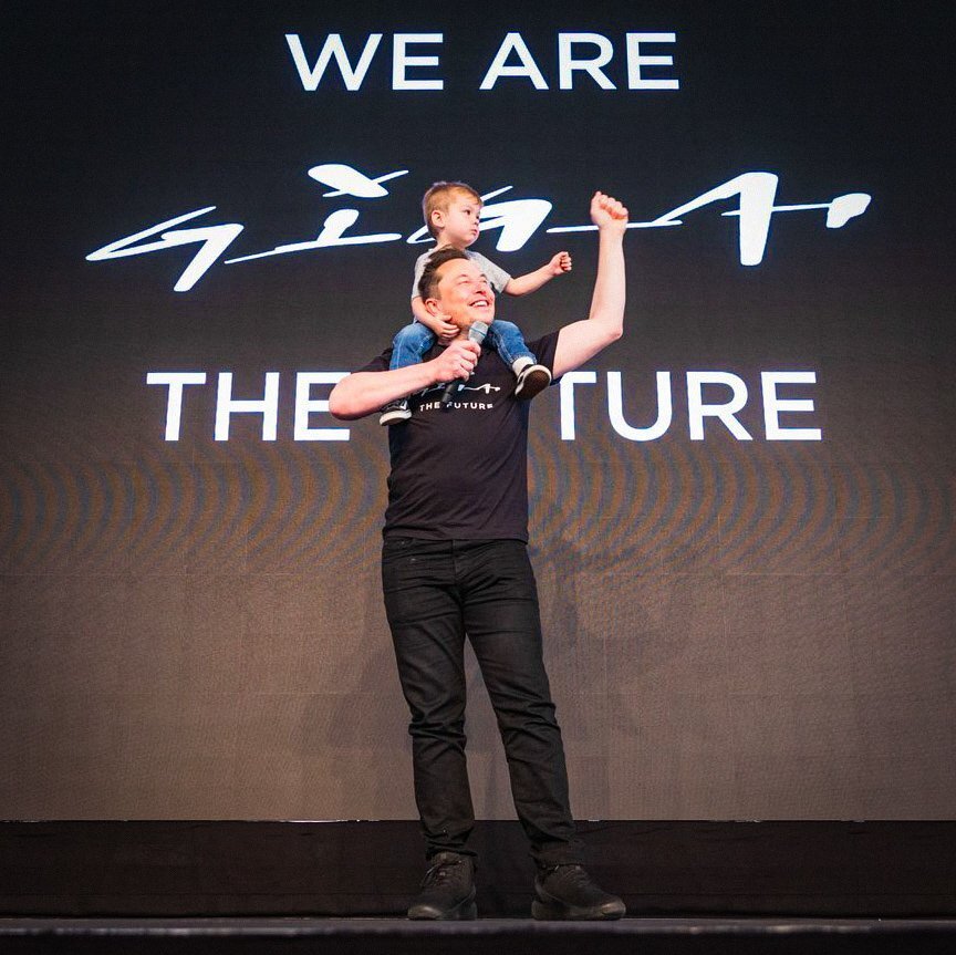 当地时间3月13日,埃隆·马斯克很是兴奋地出现在位于德国柏林附近的