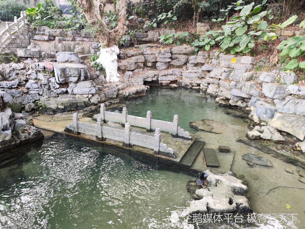 柳州江滨公园,地处柳江百里画廊核心,看没入江中的水下古井奇观