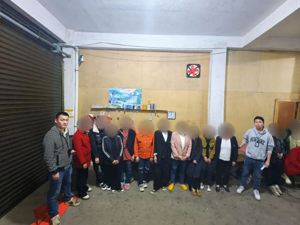 民房内暗藏赌博窝点,霞浦警方出击一窝端抓获22人_腾讯新闻