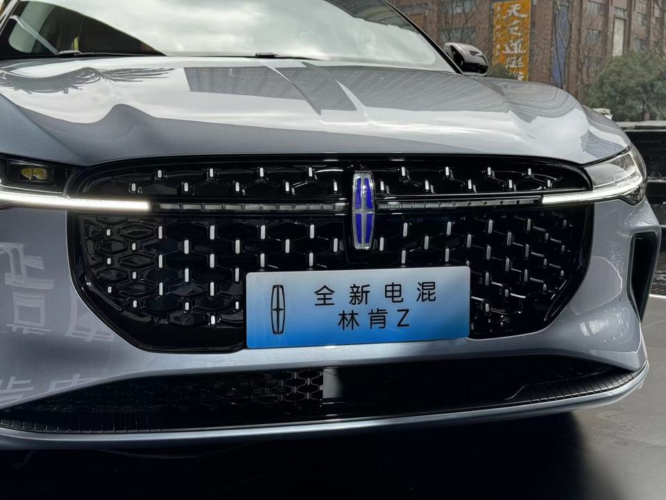 在外观方面,新车搭载了标志性的设计语言,主要的不同是蓝色的林肯车标