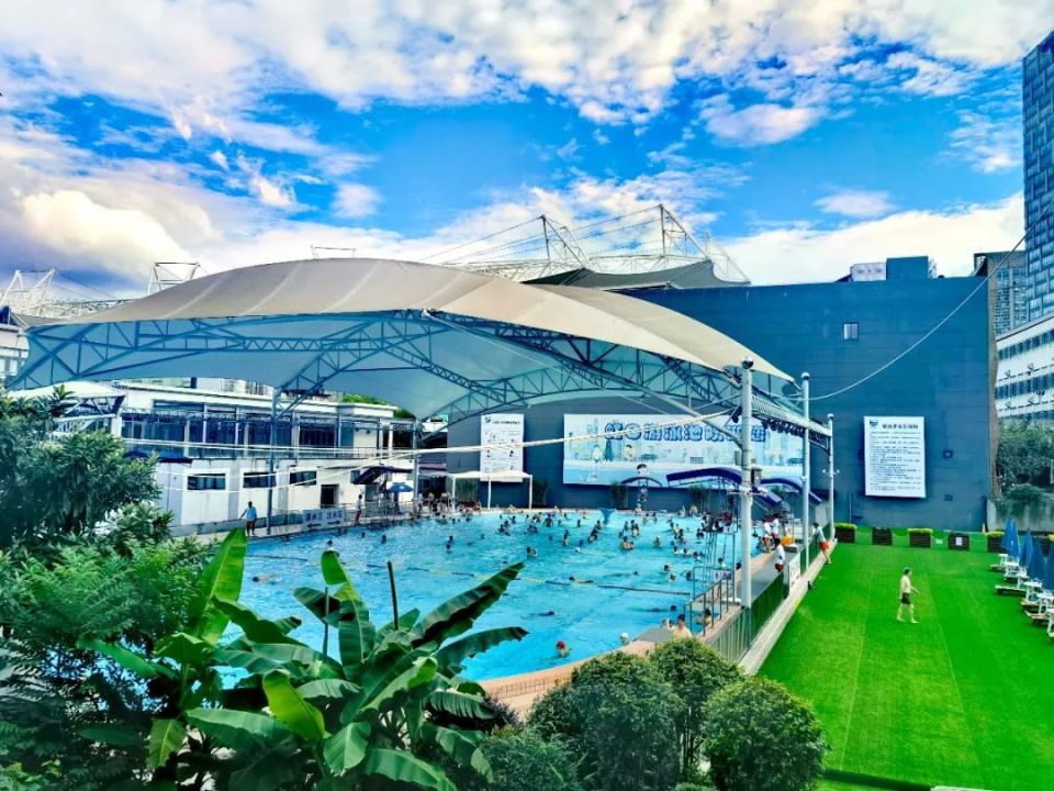 来这家游泳馆享受夏日吧
