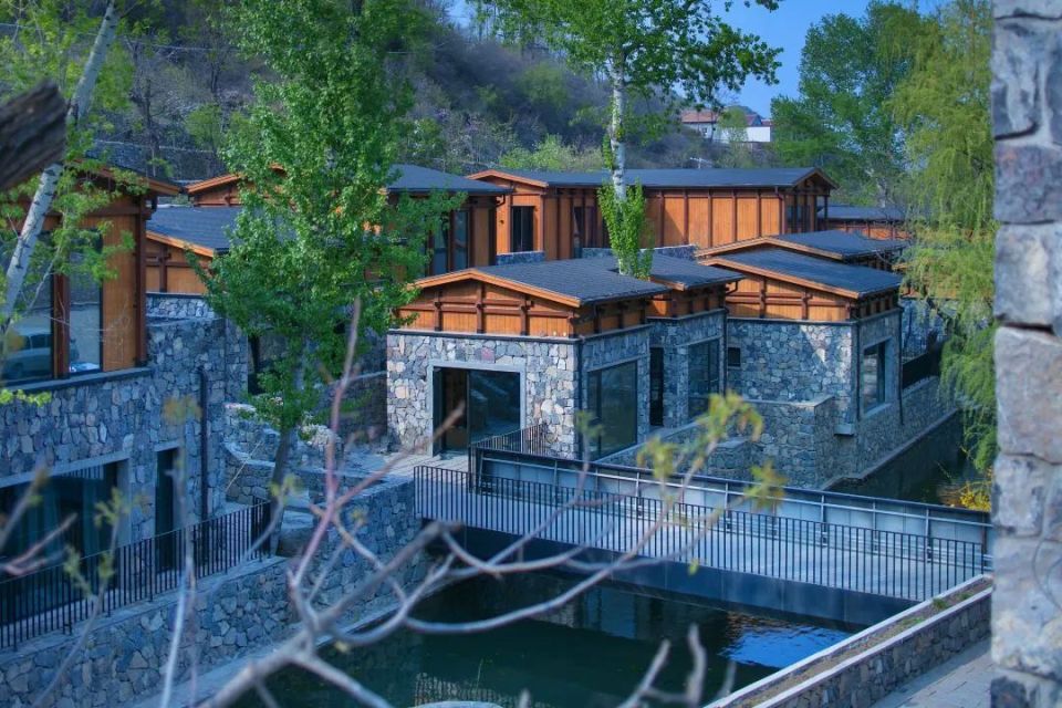 北京隐北·野奢度假民宿坐落在门头沟西达摩村,前后建筑交错排布,每一