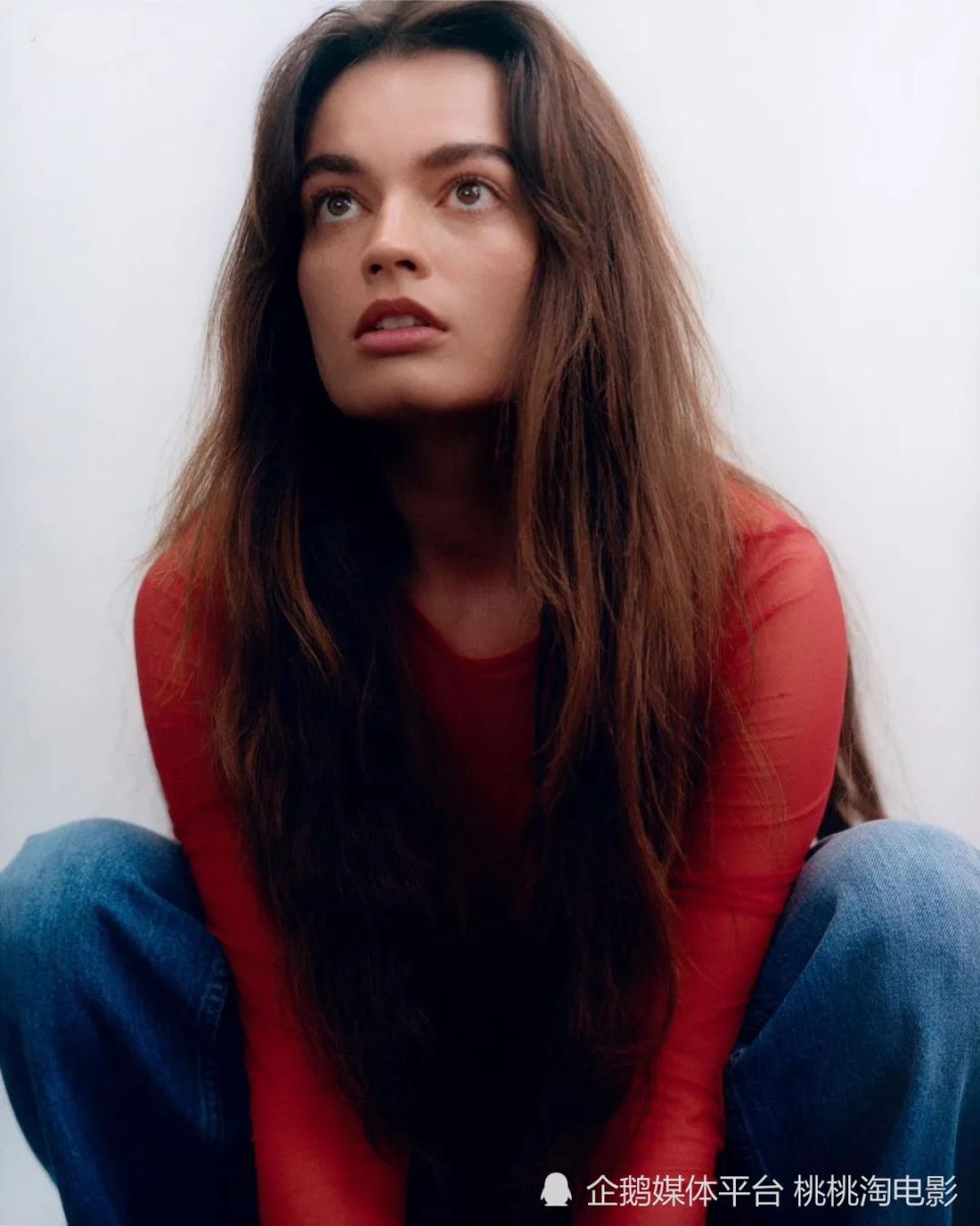 《性教育》女主角艾玛·麦基杂志大片,展现独特文艺气质_腾讯新闻