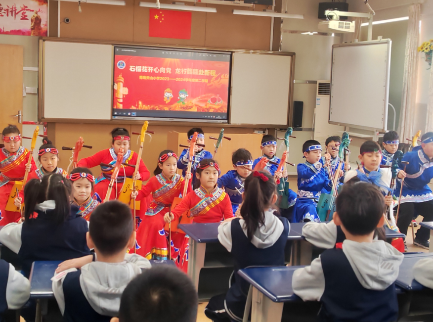 开学第一课,青岛天山小学校长送"五福"