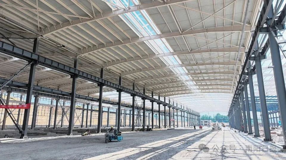 智能科技产业园项目建设现场,机器轰鸣声和钢筋叮当敲击声不时响起