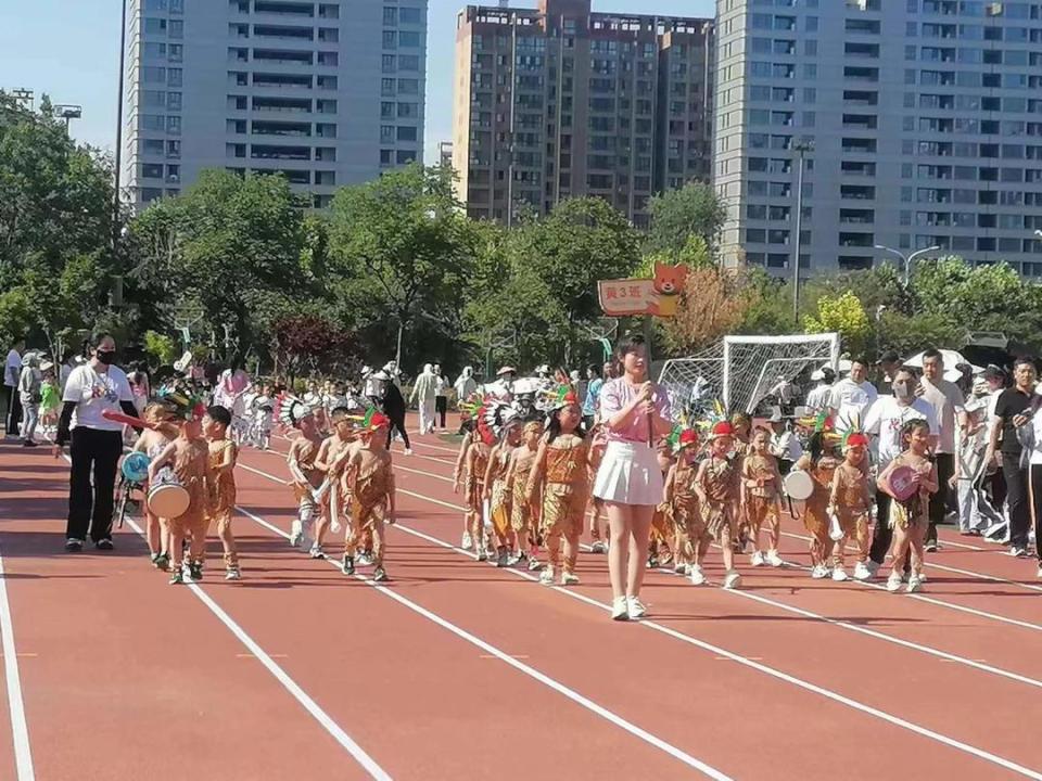 枣庄红黄蓝幼儿园举办亲子运动会