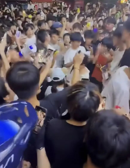警方通报时代峰峻楼下聚集事件：涉事人员依法处置_腾讯新闻
