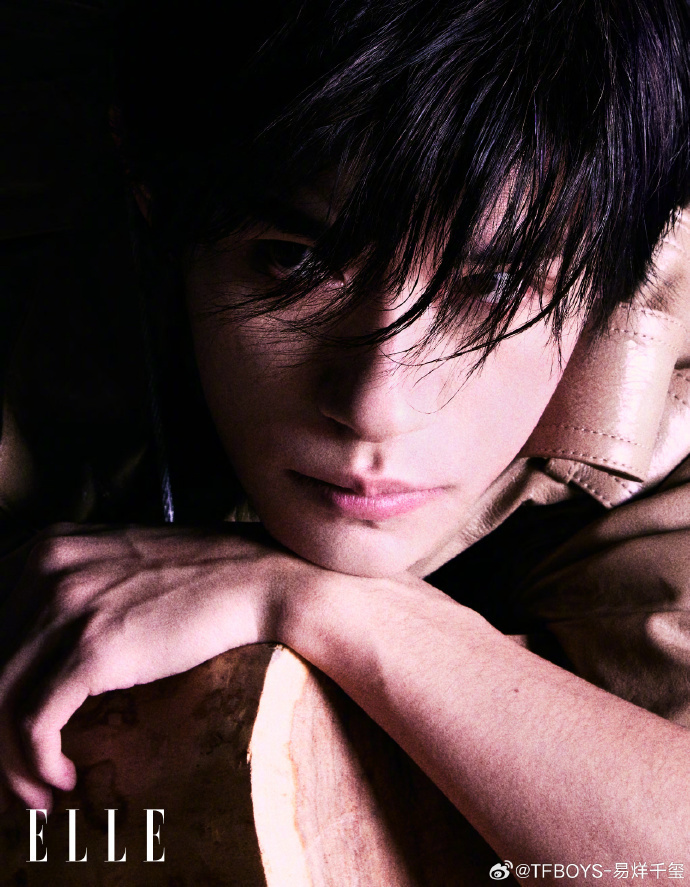 时尚表现力一绝,每点开下一张都会感叹一次千玺的五官,硬照这一块确实