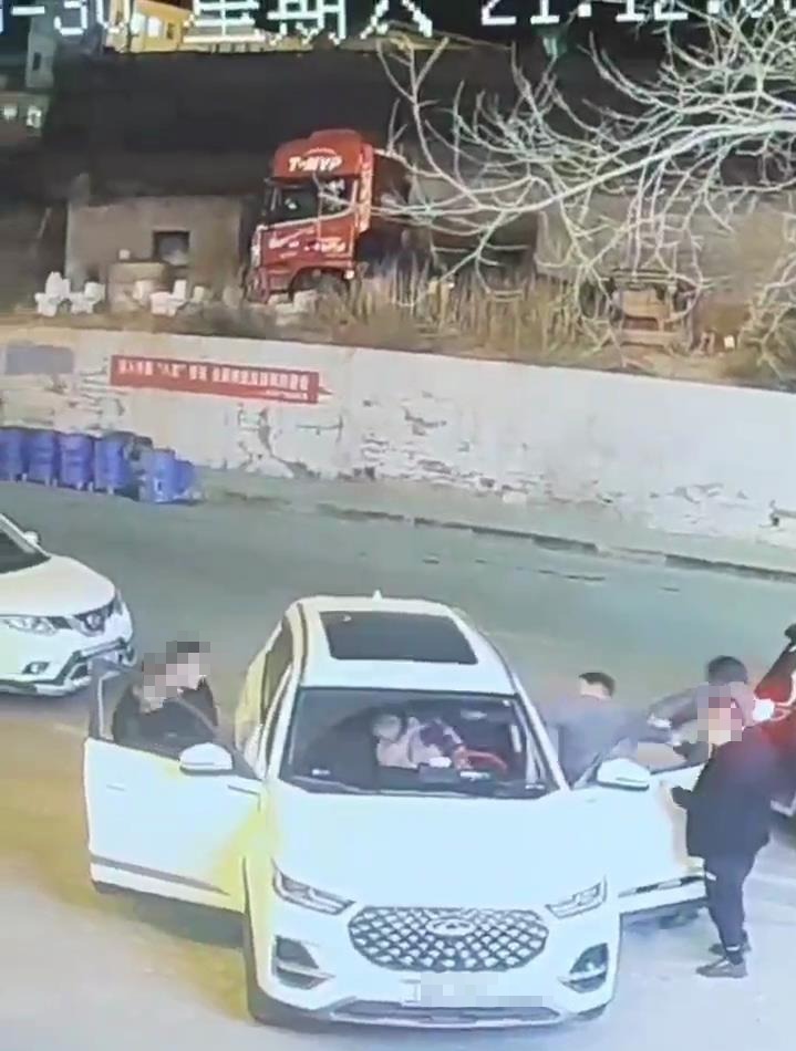 陕西府谷一公职人员持刀捅女代驾多方回应已归案身份调查中