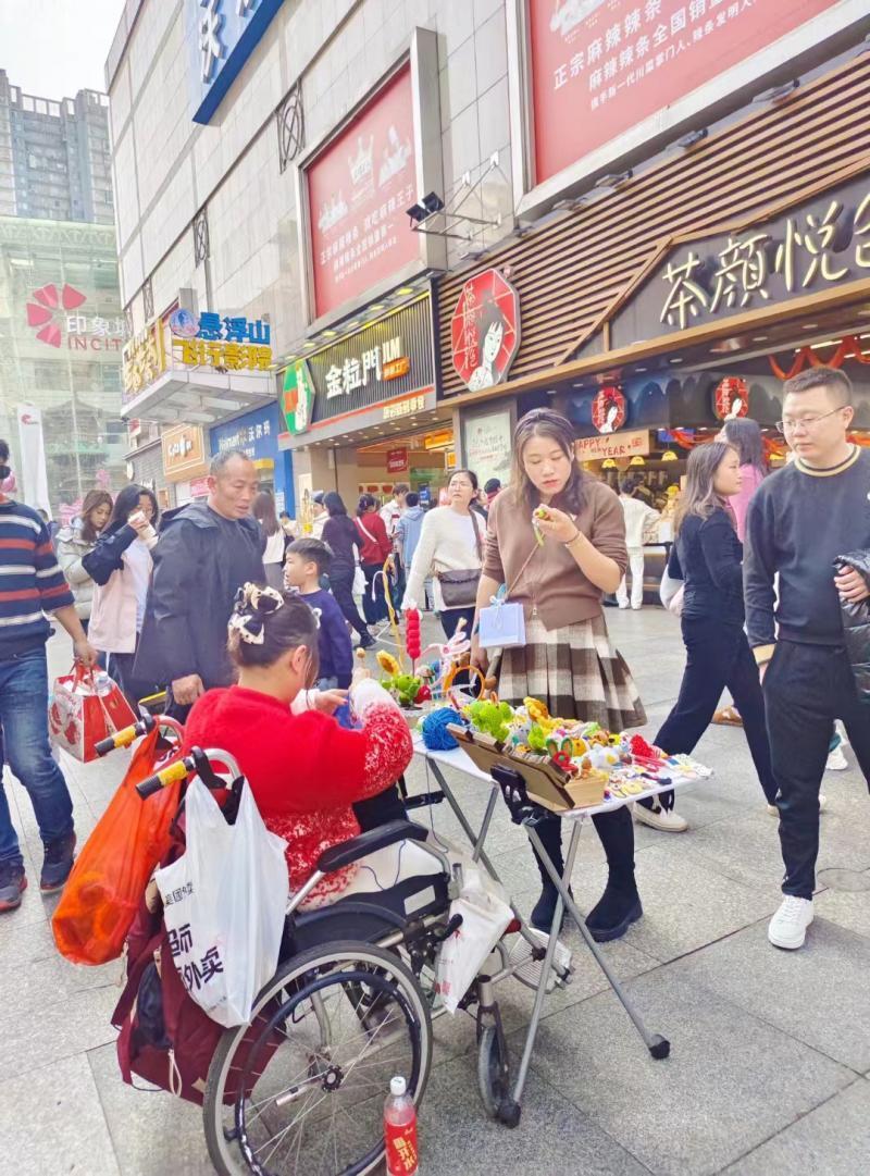 罹患罕见病经历5次大手术 轮椅上的"织女"带领病友