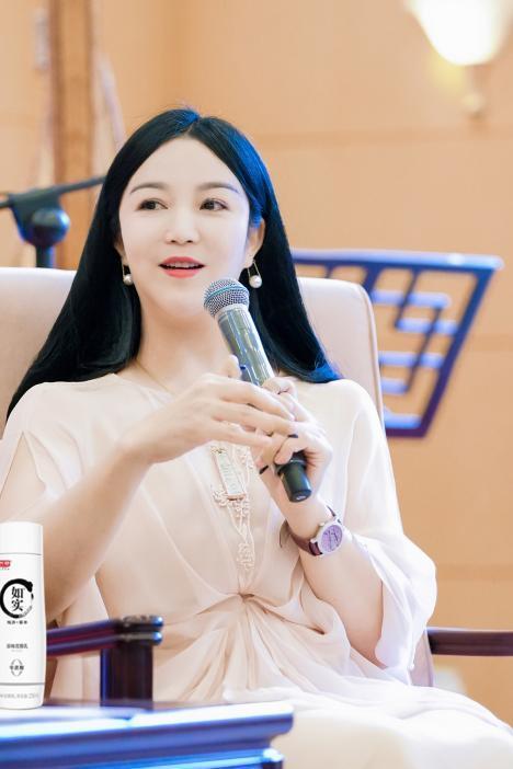 不久前,著名古筝演奏家袁莎的个人专辑《出水莲》面世,这是环球音乐