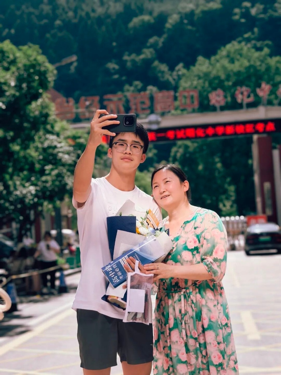 盛夏落笔，不负韶华！2026年高考圆满收官~_腾讯新闻