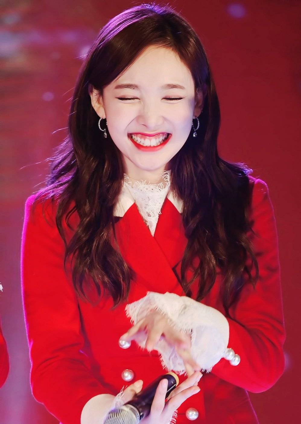 TWICE娜琏遭妈妈旧爱起诉追债6亿韩元，今判不用还引争议！-腾讯新闻