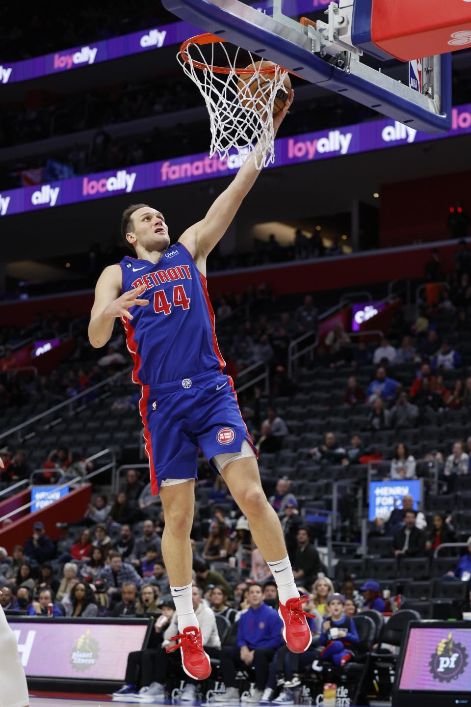 博格达诺维奇15中7拿到22分