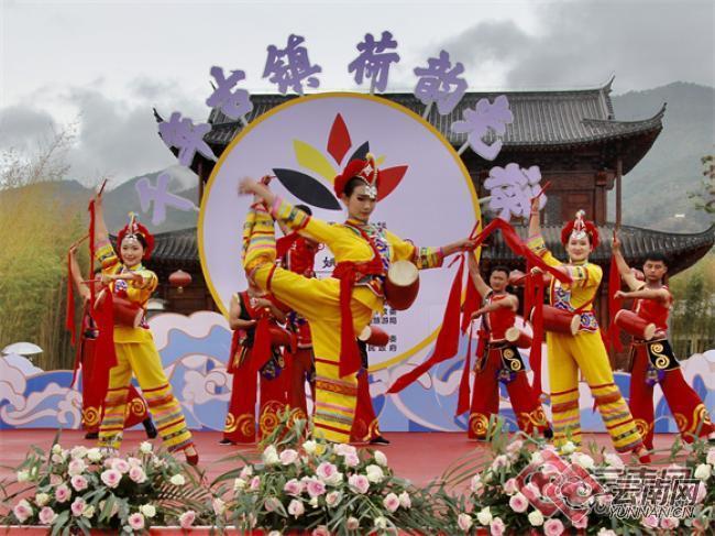 姚安县光禄古镇种植荷花2000余亩,自2013年起,在"以文促旅,以农兴旅