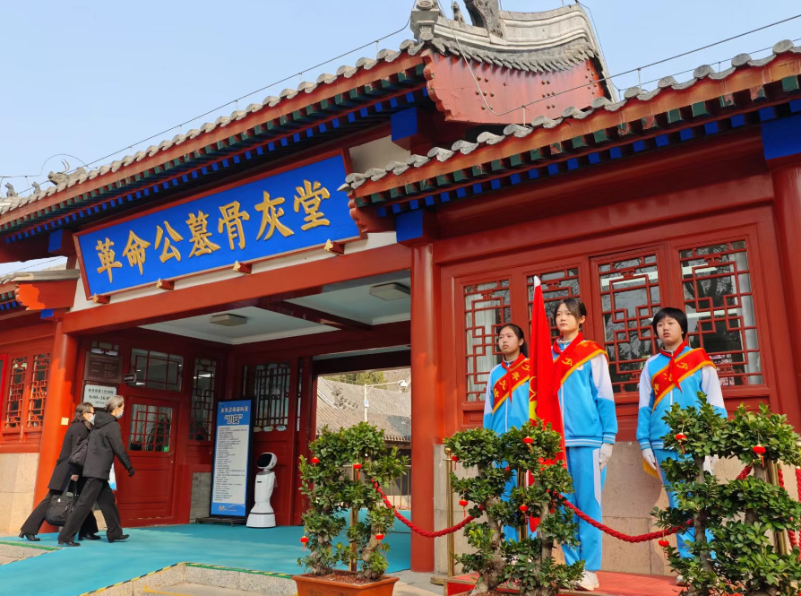 缅怀先烈寄托哀思八宝山革命公墓举行清明红色祭扫