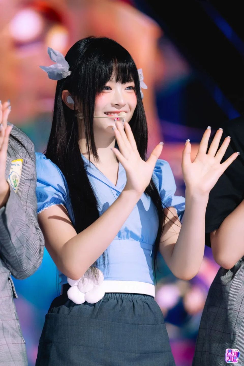 朴彩英的造型中也出现过不少的鲶鱼须刘海,圆润的头型即使是贴头皮