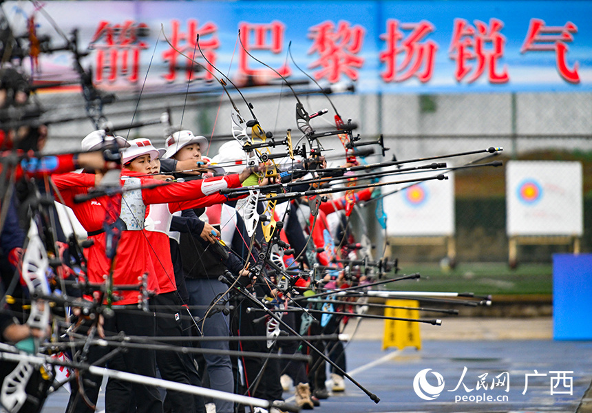 人民网 雷琦竣摄射箭运动员在认真比赛.