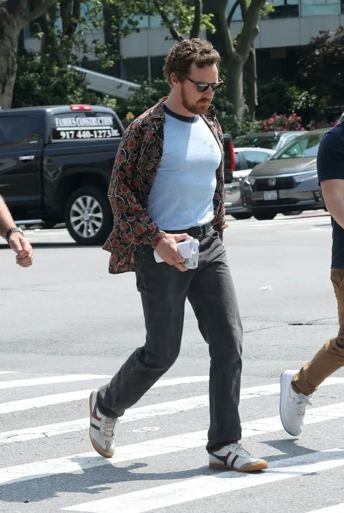 本尼也不是没有过展露身材的画面,但我们也能看到,当时本尼的身材并没