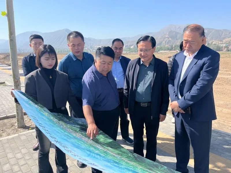 调研组一行先后前往临夏国强职业技术学校,回香斋食品有限公司,达板镇