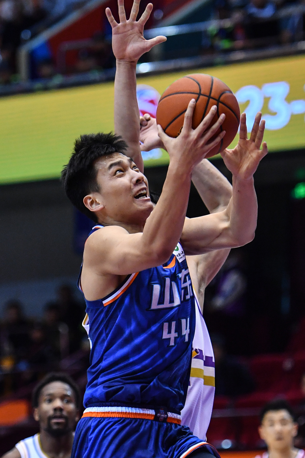 新华社记者 朱峥 摄3月26日,山东高速队球员陶汉林在比赛中上篮.