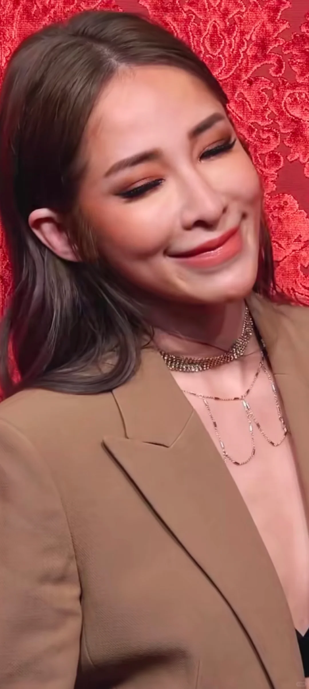 44岁萧亚轩花期也太短了?镂空内搭配西装亮相,满脸都是科技感!