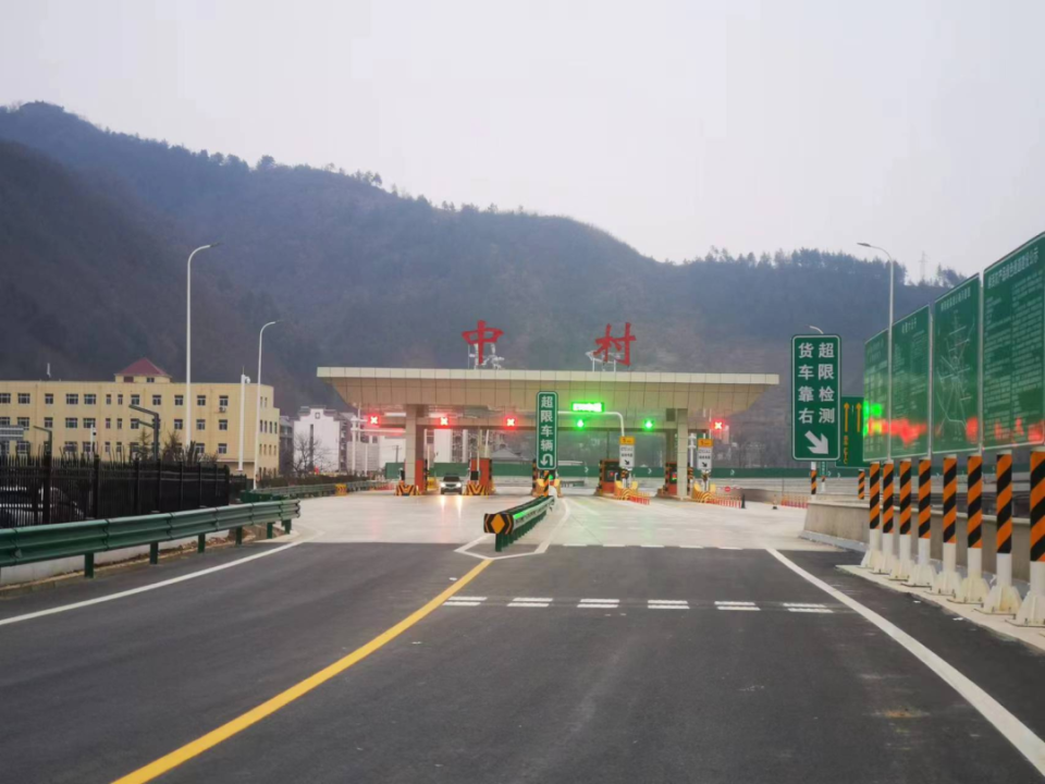 是中村镇碾沟村村民,多年来一直在武汉工作,谈及刚通车不久的丹宁高速