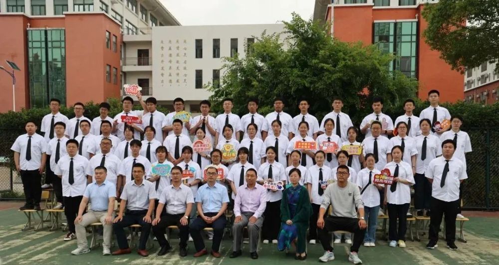 皖西中学高三毕业照定格青春_腾讯新闻