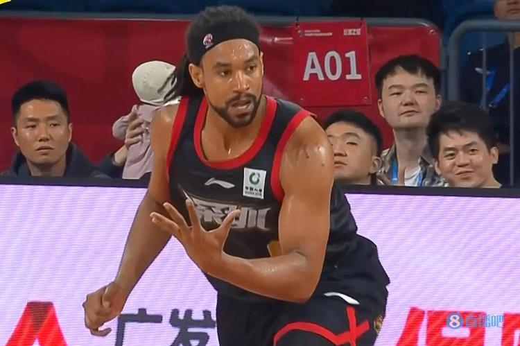 萨林杰14中6拿到18分10板6助 拼到6犯离场_腾讯新闻