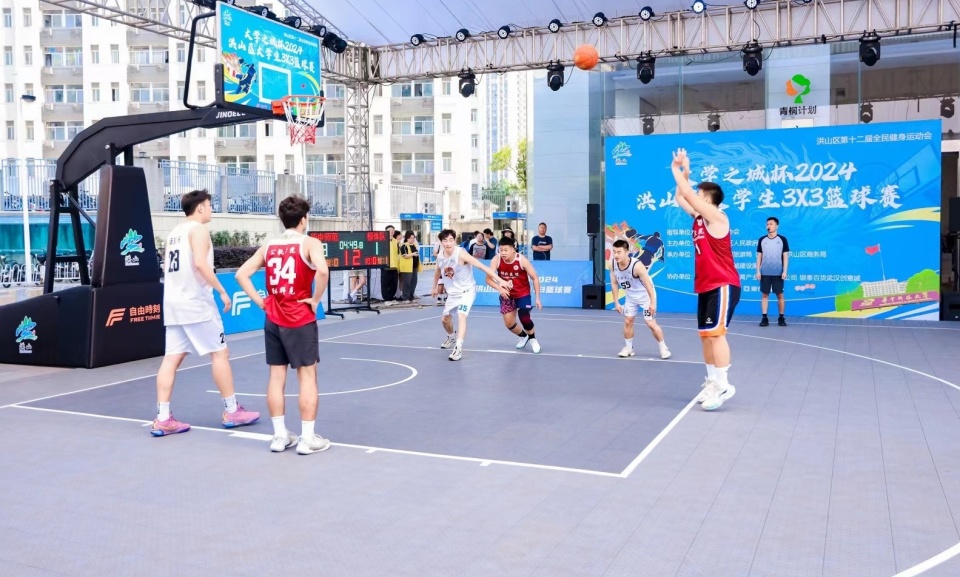 只见选手们身手敏捷,在篮球场上穿梭,快速而精准地传递着篮球.