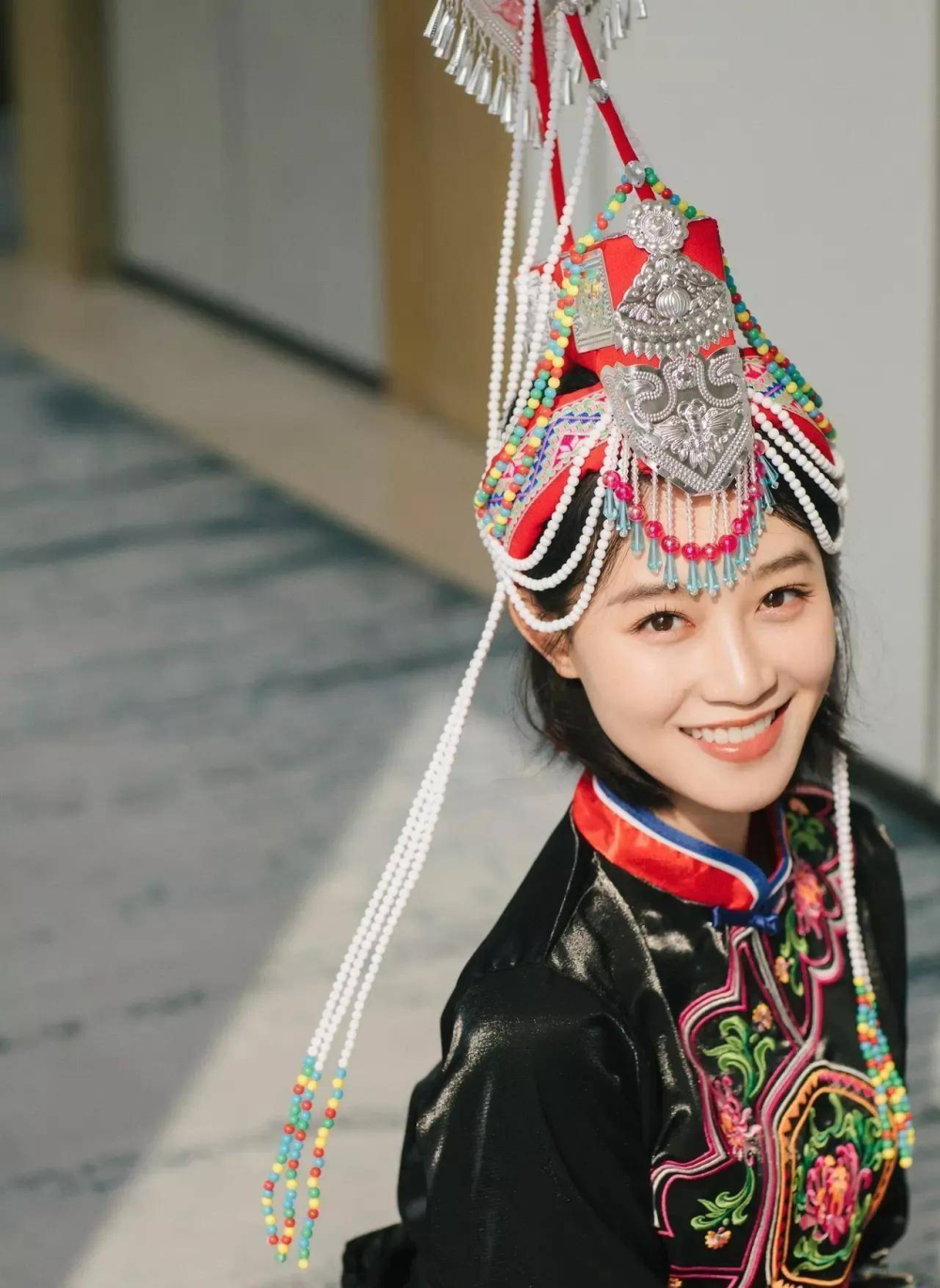 被赵丽颖,蓝盈莹等诸多明星热捧的造型,竟是有1000万粉的民族潮牌