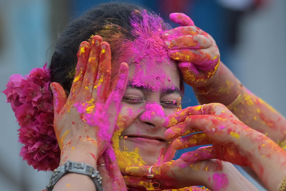一周看天下丨印度:欢庆洒红节